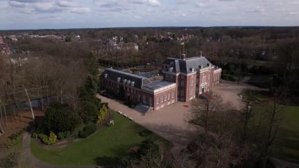 Ascending Aerial Slot Zeist Castle Moated Manor Surrounded Green Park — Stock Video