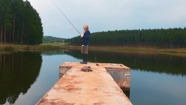 Uma Mulher Pescando Baixo Cais Belo Lago Floresta — Vídeo de Stock