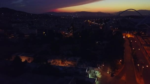 アテネの夕暮れ時の空中ビューオリンピックスタジアムのシルエットとギリシャ通り — ストック動画