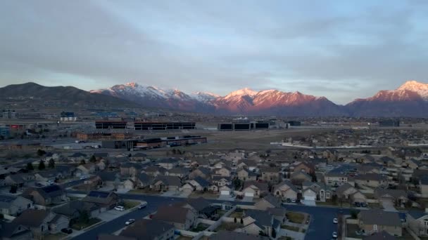 Idyllic Community Snow Capped Mountains Sunset Sliding Aerial Hyper Lapse — Video Stock