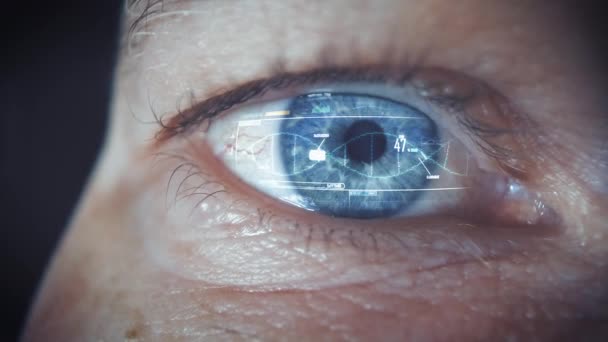 人間の目のスキャン スマートデータ健康統計を分析するインフォグラフィックコンセプト クローズアップ — ストック動画