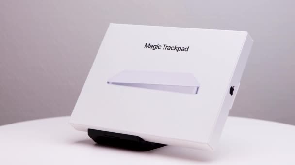 Αριστερόστροφα Περιστροφή Του Λευκού Κιβωτίου Συσκευασίας Του Mac Magic Trackpad — Αρχείο Βίντεο
