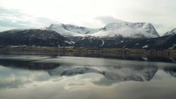Soepele Luchtopname Boven Fjord Noorwegen Prachtige Bergen Achtergrond — Stockvideo