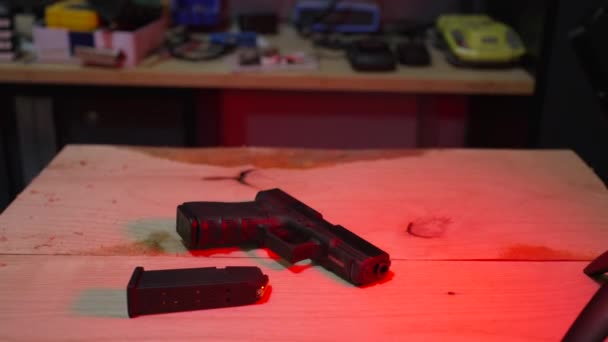 Pistola Semiautomática Cargador Con Balas Una Escena Del Crimen Con — Vídeo de stock