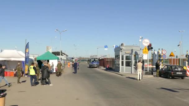 Small Group Refugees Crosses Ukrainian Polish Customs Border Dorohusk Poland — Stockvideo