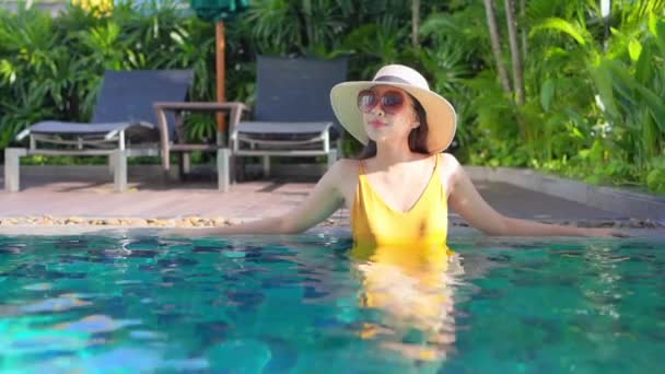 Pretty Asian Woman Sunglasses Straw Hat Standing Pool Wearing Yellow — Stock Video