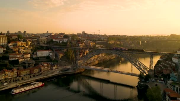 Nagranie Lotu Drona Mostu Ponte Dom Lus Otoczonego Pięknym Krajobrazem — Wideo stockowe