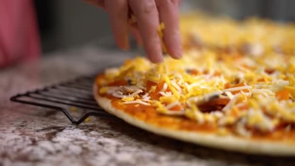 Chef Casa Poniendo Mozzarella Queso Cheddar Pizza Cerca Cocinera Femenina — Vídeo de stock