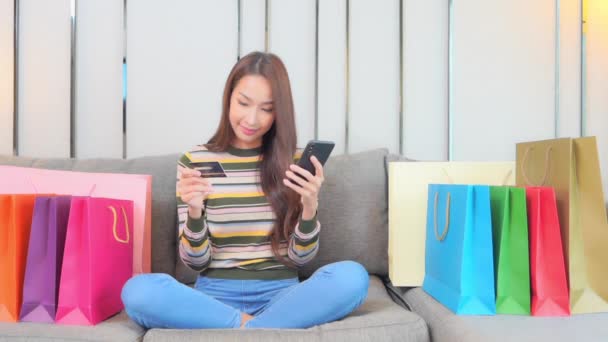 Jonge Vrouwelijke Shopaholic Viert Online Aankoop Met Behulp Van Mobiele — Stockvideo