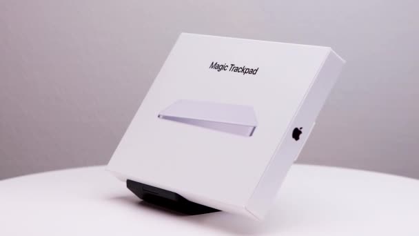 Gesloten Witte Doos Met Nieuwe Mac Magische Trackpad Display Staan — Stockvideo