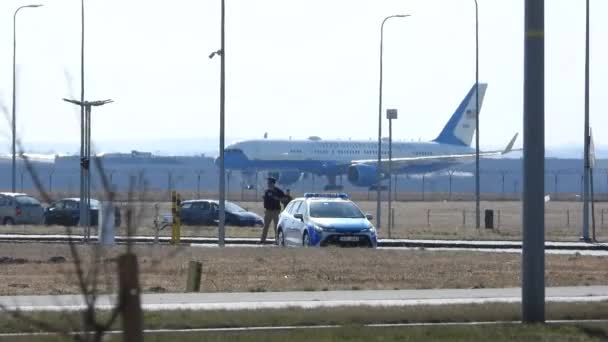 セキュリティは 空港滑走路に沿ってアメリカ大統領の飛行機タクシーとして準備ができて立っています — ストック動画