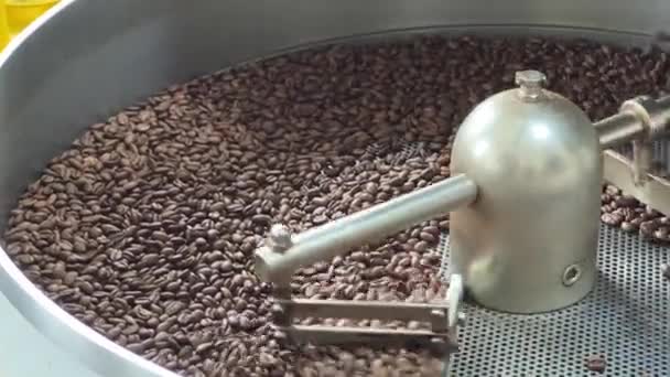 香气浓郁的咖啡豆在机器盘中烘烤冷却 商品价格上涨 供应链膨胀的概念 — 图库视频影像