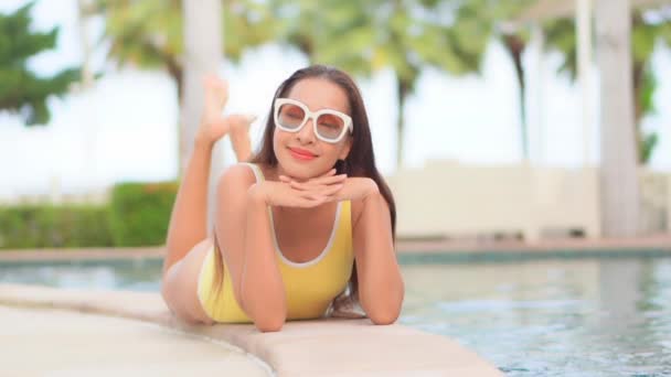 Femme Asiatique Portant Des Lunettes Soleil Maillot Bain Jaune Posé — Video