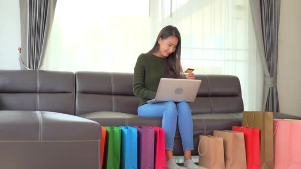 Mujer Feliz Habitación Llena Bolsas Compras Comprar Cosas Línea Utilizando — Vídeo de stock