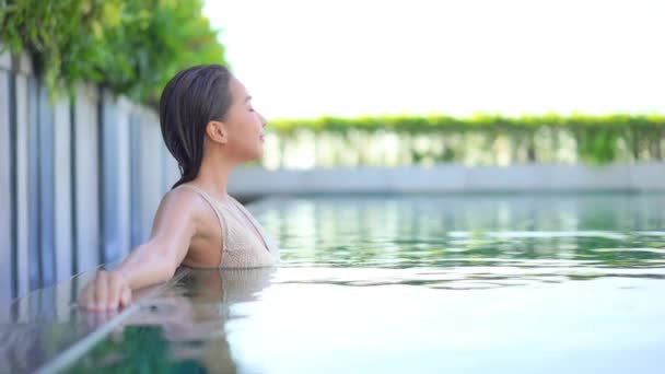 Šťastný Úsměv Asijské Žena Stojící Klidném Bazénu Těší Dovolenou Rekreační — Stock video