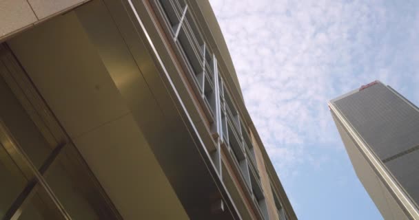 Baixo Ângulo Construção Centro Cidade Com Céu Azul Arranha Céu — Vídeo de Stock