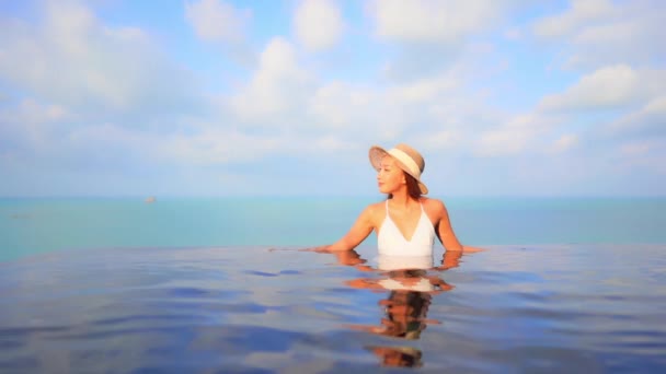 Sexy Young Woman Relaxes Infinity Edge Pool Title Space — Video Stock