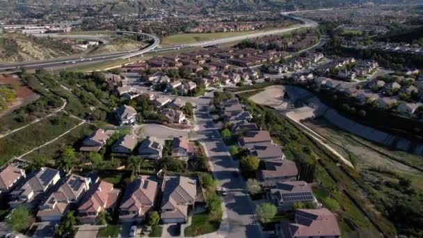 Pittoreske Buitenwijk Buurt Van Een Snelweg Santa Clarita Californië Luchtfoto — Stockvideo