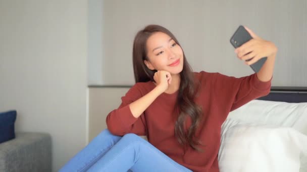 Gros Plan Une Jeune Femme Travaillant Les Angles Son Selfy — Video