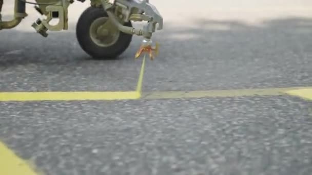 Máquina Termoplástica Pintura Carreteras Rociando Pintura Amarilla Estacionamiento Asfalto — Vídeo de stock