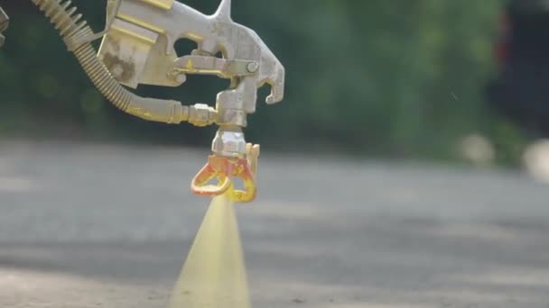 Yaklaş Yol Işaretleme Makinesi Asfalta Sarı Boya Püskürt — Stok video