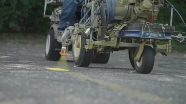 Close Road Marking Machine Spraying Yellow Paint Nozzle Asphalt — Stockvideo