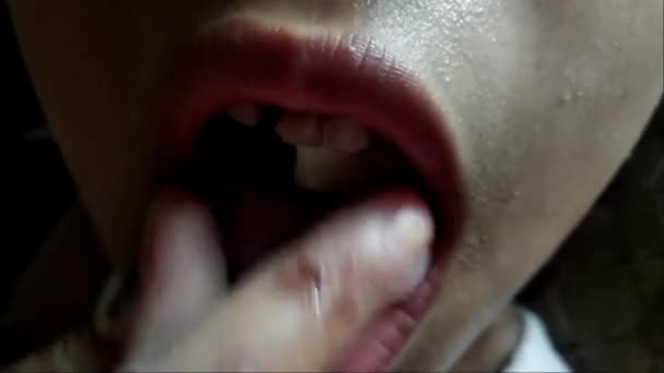 Närbild Munnen Tugga Liten Flicka Som Visar Tänder Mat Konsumtion — Stockvideo