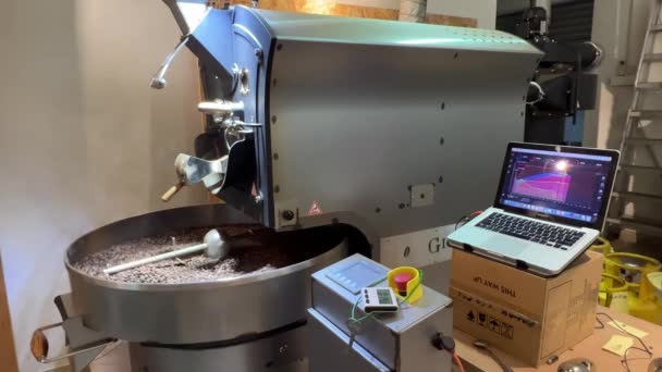 Endüstriyel Standart Kahve Kızartma Makine Seti Aromatik Fasulye Isısını Hesaplamak — Stok video
