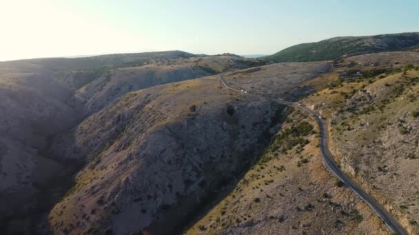 Ohromující Letecký Pohled Vrchol Horské Silnice Ostrově Krk Chorvatském Jaderském — Stock video