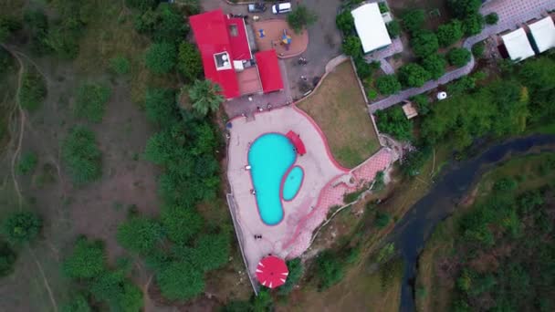 位于印度Vadodara的大型绿色花园的夏季平房附近清澈的蓝色圆形游泳池的自上而下空中无人驾驶图片 — 图库视频影像