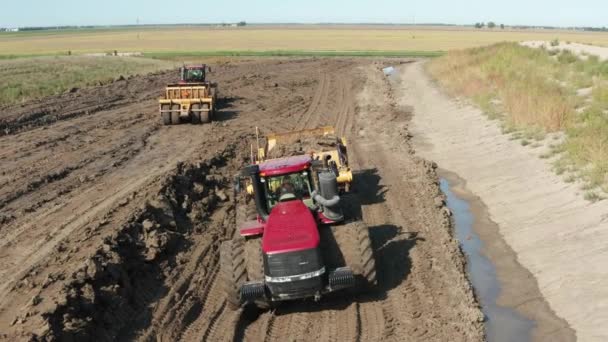 Tracteur Transportant Une Remorque Chariot Pleine Saleté Conduisant Sur Des — Video