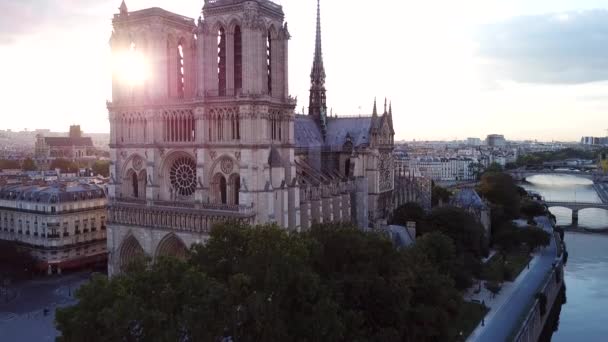 Ljus Morgonsol Skiner Genom Fönster Kyrktornet Gotiska Katedralen Notre Dame — Stockvideo