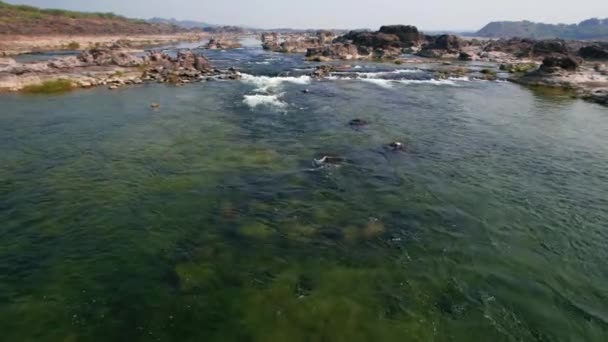 明るい晴れた日にインドのVadodaraで流れるNarmada川と川の谷の空中転送ショット 岩の流れと絵の川の上を飛ぶ 野生の自然景観 — ストック動画