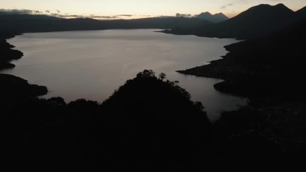 Günbatımında Guatemala Atitlan Gölü Nde Hint Burnu Üzerinde Uçan — Stok video