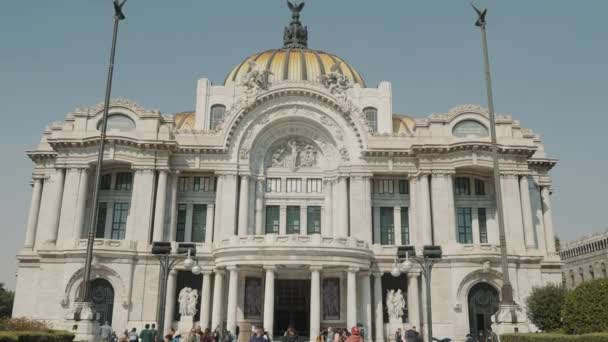 Emberek Séta Felé Bellas Artes Múzeum Mérföldkő Mexikóvárosban — Stock videók