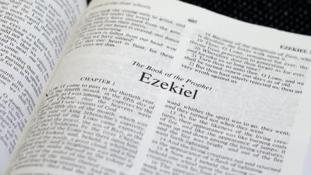 Närbild Skott Bibeln Sida Boken Hesekiel — Stockvideo