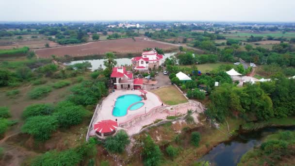 Flygfoto Omgivande Drönare Utsikt Över Privat Dubbelpool Villa Vadodara Indien — Stockvideo