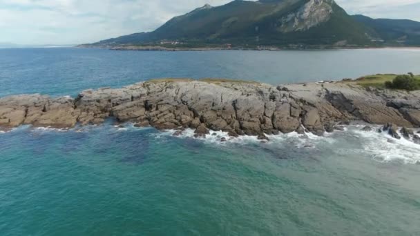 Ondas Oceânicas Espumosas Atingindo Costa Rochosa Espanha Com Majestosa Paisagem — Vídeo de Stock