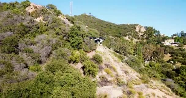 在山上拍摄的过程中 绕着无人机飞行 Dji Inspire — 图库视频影像