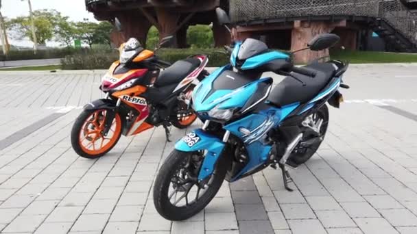 말레이시아 쿠알라룸푸르 Kuala Lumpur 2022 자동차 혼다의 모터사이클 오렌지색으로 오토바이 — 비디오