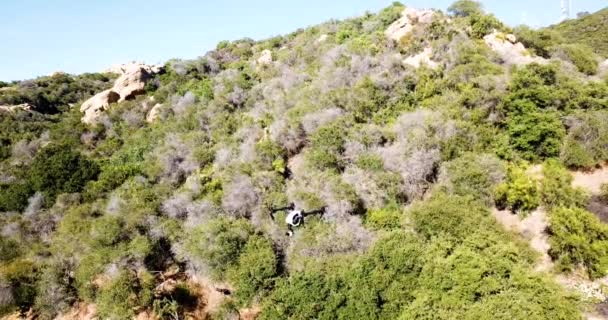 Dji Inspire Volando Hacia Arriba Mientras Hace Video Montaña Fondo — Vídeos de Stock