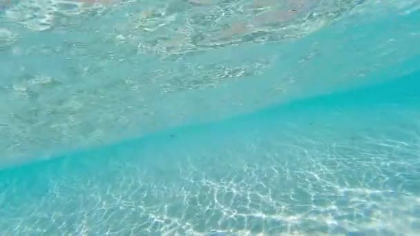 Lassú Hullámtörés Víz Alatt Kristálytiszta Vízben Óceánban — Stock videók
