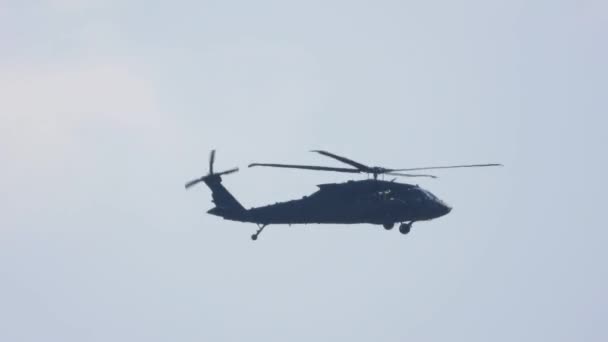 Militaire Helikopter Vliegt Door Lucht Zoom Verre Schot — Stockvideo
