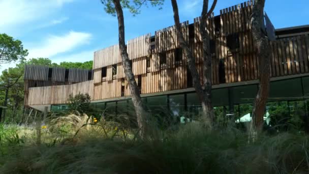 Hermoso Edificio Moderno Italia Con Elementos Naturales Madera Marrón Vidrio — Vídeo de stock