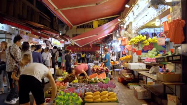 Gyümölcsös Stand Hongkongi Élelmiszerpiacon Este Forgalmas Ázsiai Éjszakai Piac — Stock videók