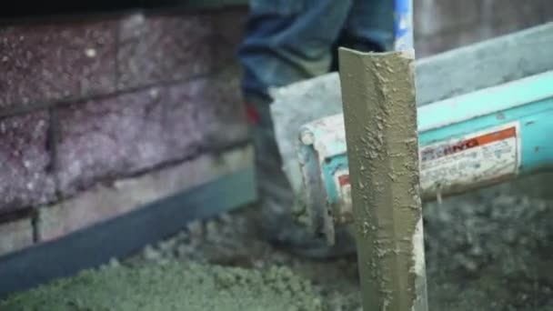 Betonzement Gießt Rutsche Herunter Bauarbeiter Breitet Sie Auf Boden Aus — Stockvideo