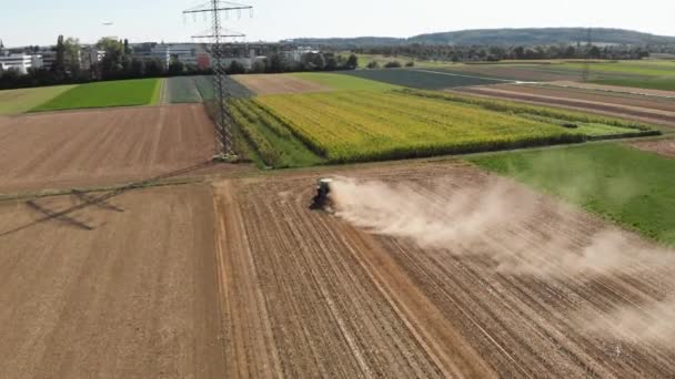 Vue Aérienne Derrière Tracteur Faisant Poussière Sur Champ Venteux — Video