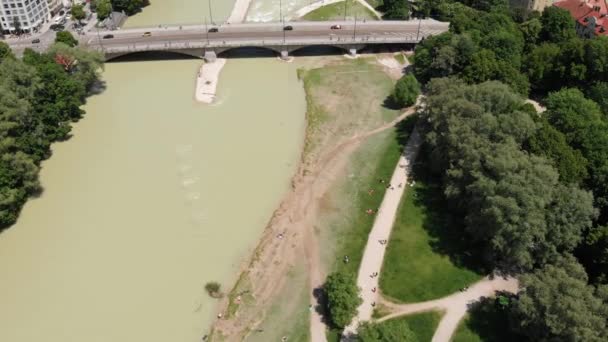 Tilt Aerial Shot Isar River Munich Revealing German Museum — стокове відео