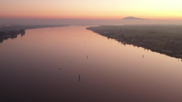 Rio Sacramento Rio Vista Califórnia Laranja Céu Nebuloso Nebuloso Colorado — Vídeo de Stock