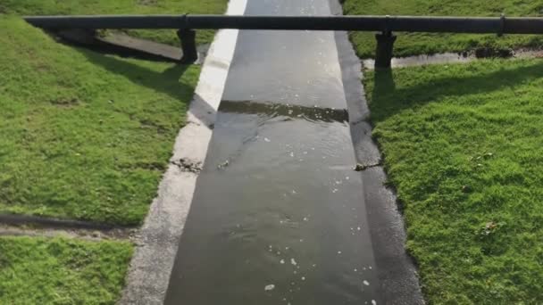 Lenta Sartén Agua Lluvia Que Fluye Bajo Una Tubería Drenaje — Vídeo de stock